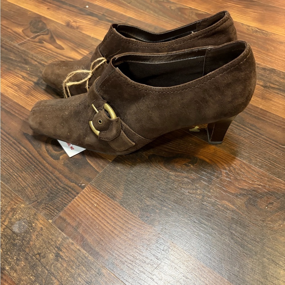 Vintage Liz Claiborne Brown Suede Buckle Ankle Pumps Kitten Heel Size 9 - Picture 3 of 6